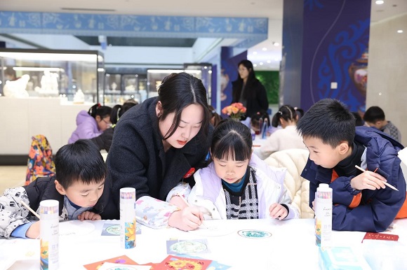 “艺器童行”过龘年 来看欧洲瓷器上的龙纹